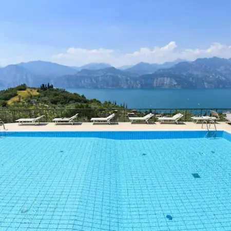Flat In Garden Resort, Malcesine, Italy